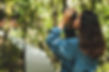 mujer ocn binolucares viendo fauna silvestre en ecolodge cano cristales econexa travel.jpg