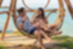 pareja disfruta una copa frente al mar en Isla Grande Colombia jpg